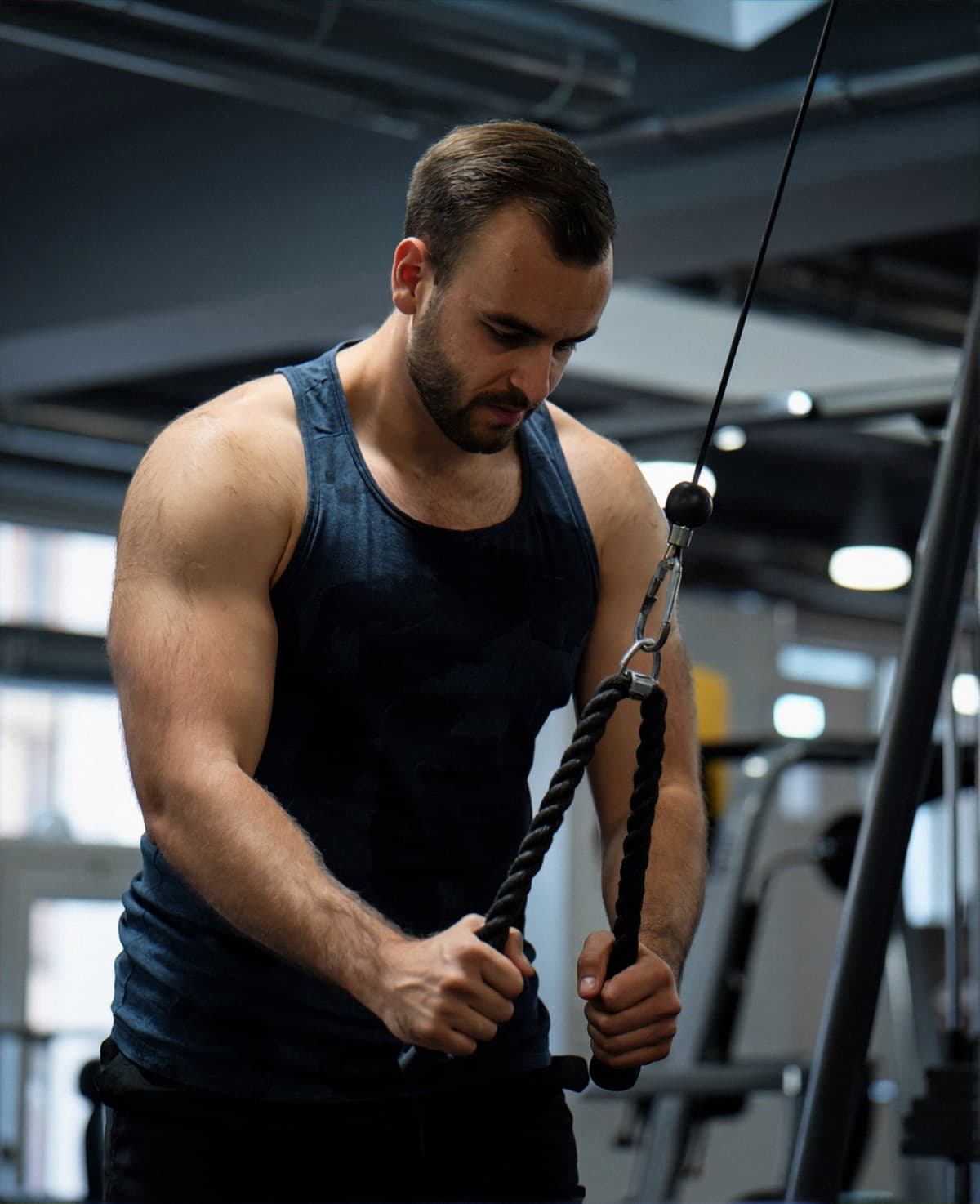 Mand, der træner på fitnessstudiet — eksempel på aktivitetshot til datingprofil