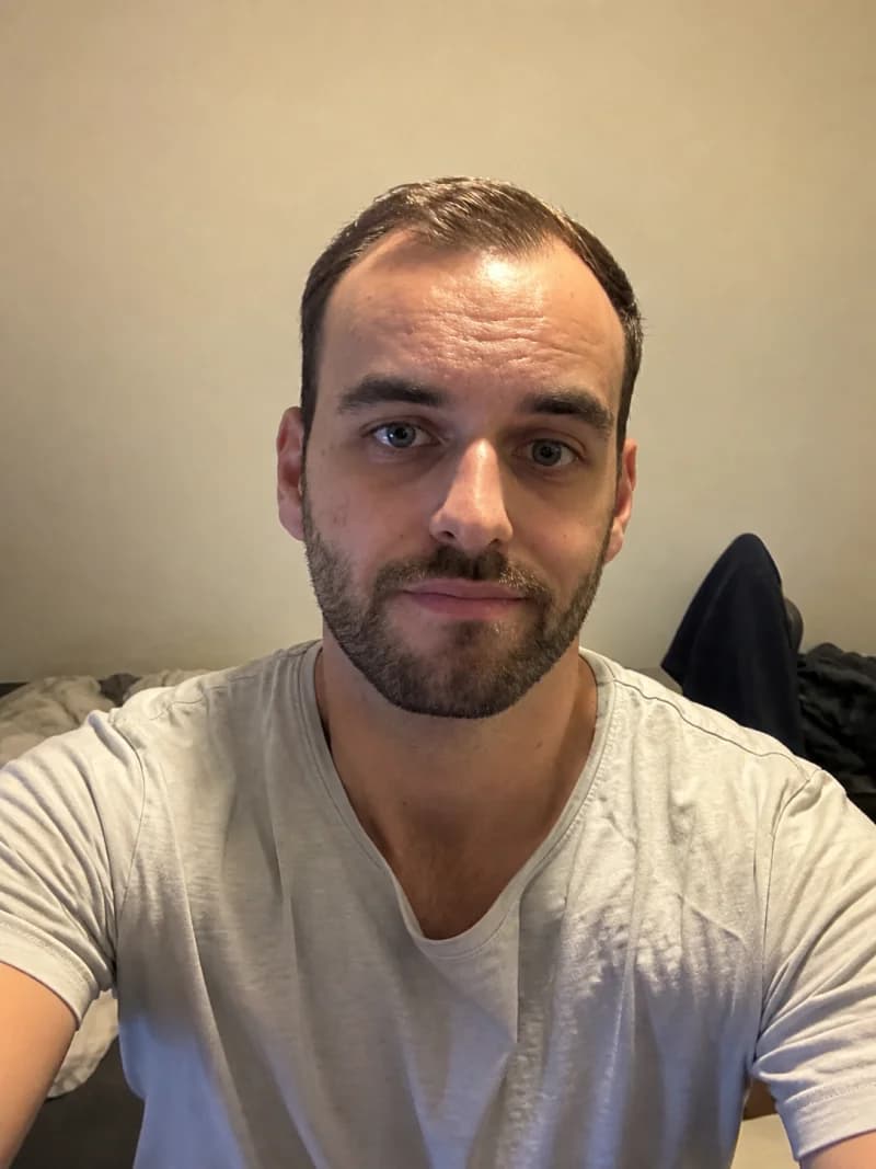 Antes — foto típica de perfil de citas