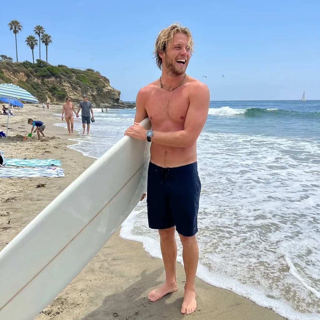 Eksempel på AI-dating-billede — surfer på stranden