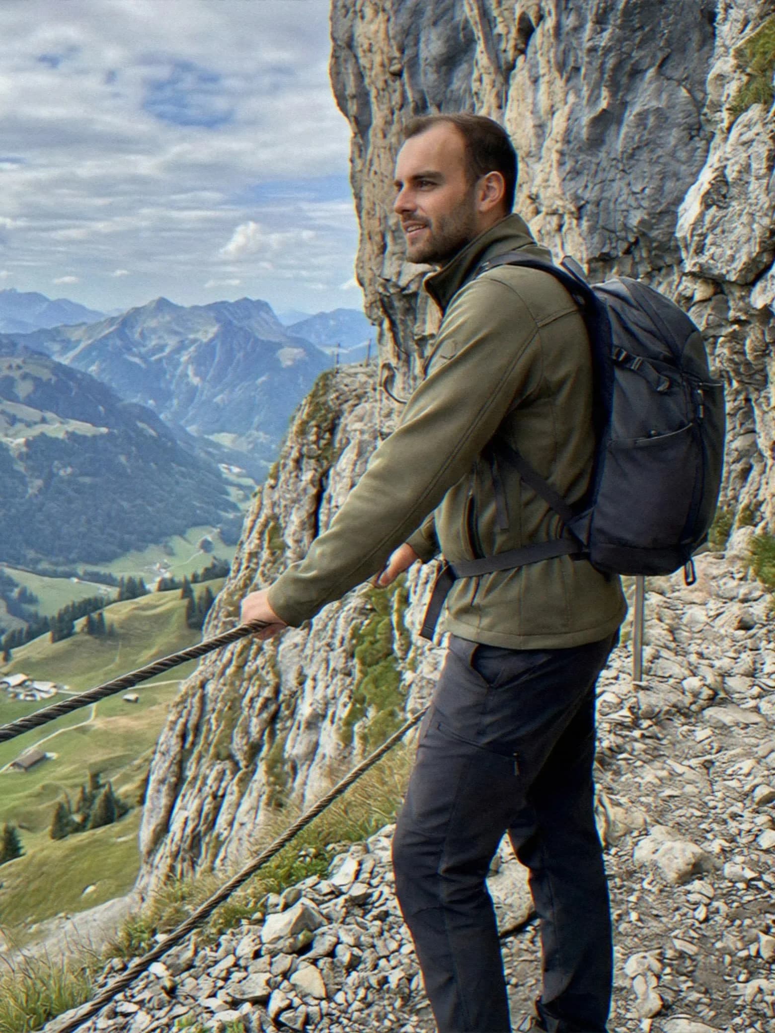 Ejemplo de foto de citas IA — mirador en un acantilado alpino