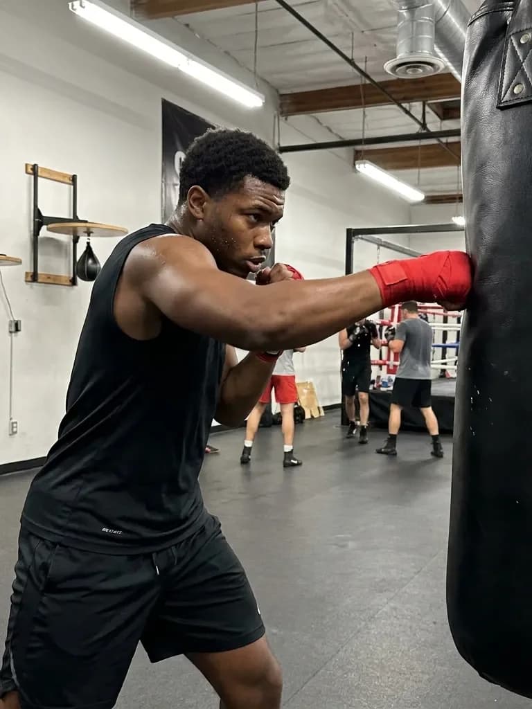 Ejemplo de foto de citas IA — boxing the heavy bag