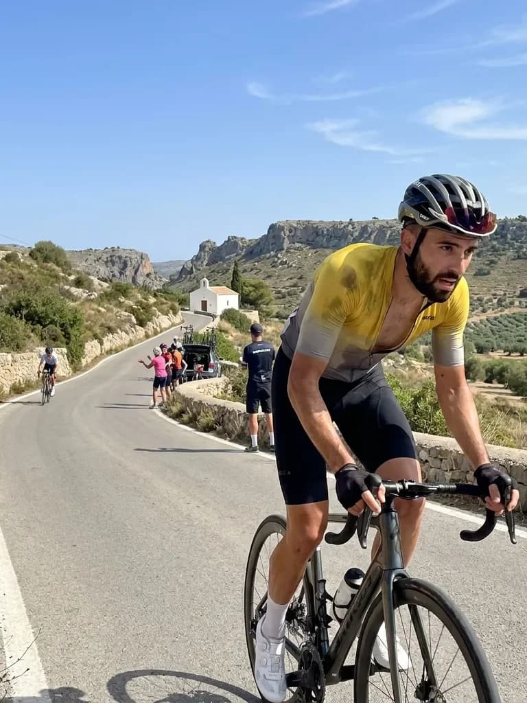 Ejemplo de foto de citas IA — ciclismo por carretera de montaña