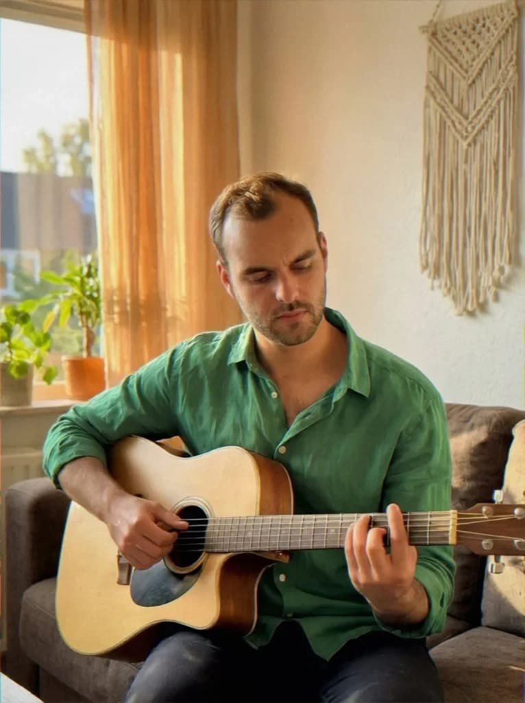 Ejemplo de foto de citas IA — tocando la guitarra