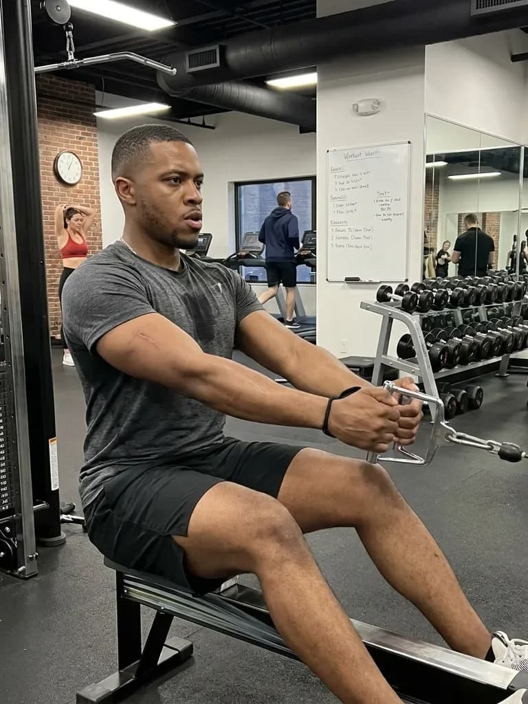 Ejemplo de foto de citas IA — remo en polea en el gimnasio