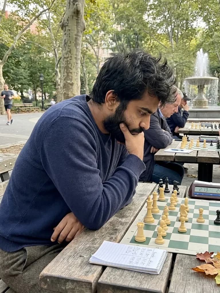 Ejemplo de foto de citas IA — ajedrez en el parque