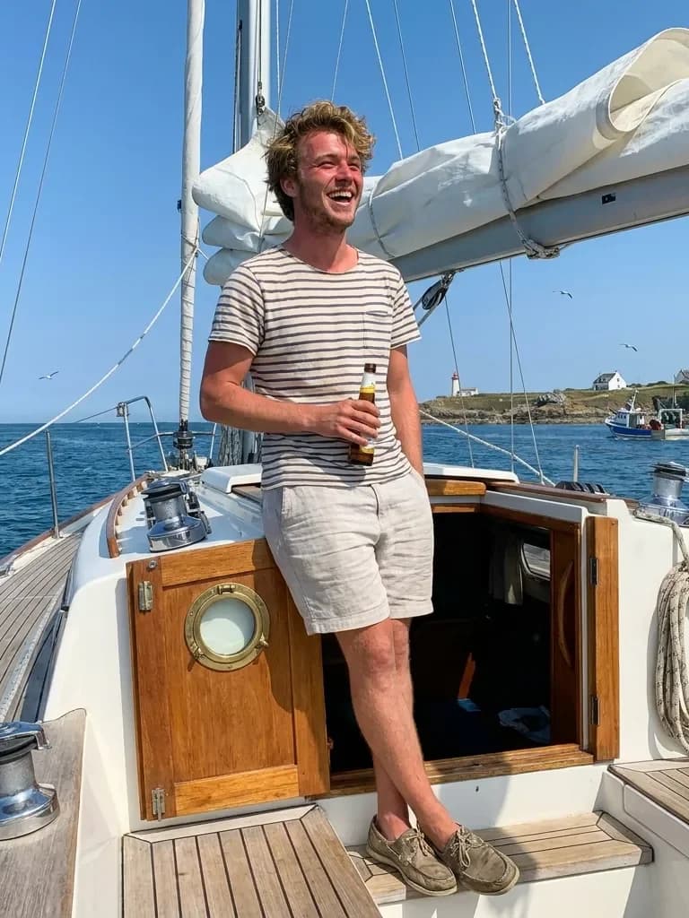 Ejemplo de foto de citas IA — on the sailboat deck