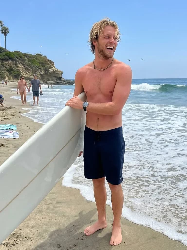 Ejemplo de foto de citas IA — surfing at the beach