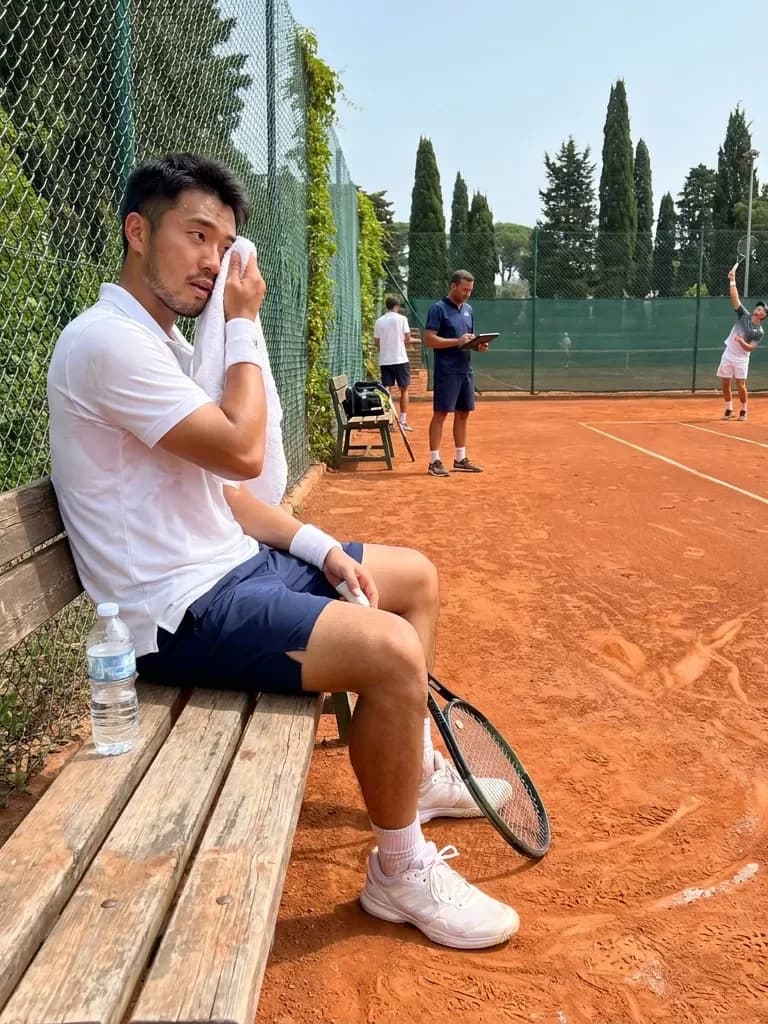 Ejemplo de foto de citas IA — courtside tennis
