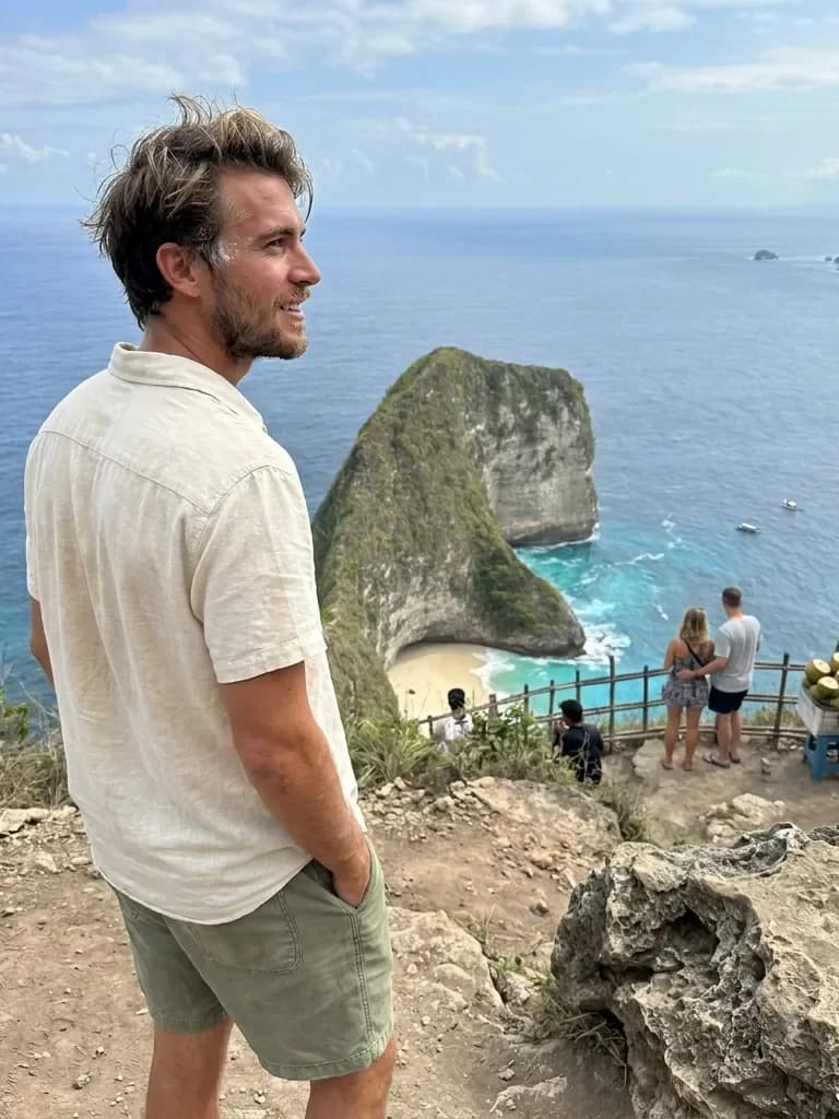 Ejemplo de foto de citas IA — acantilados de Nusa Penida