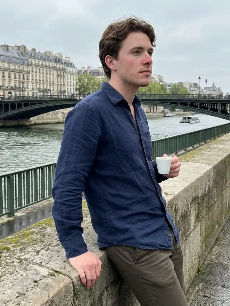 Ejemplo de foto de citas IA — París junto al Sena